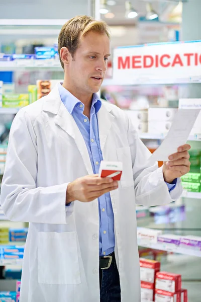 Farmacêutico Ler Uma Receita — Fotografia de Stock