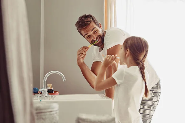 Tiro Pai Feliz Sua Menina Lavando Mãos Juntos Banheiro — Fotografia de Stock