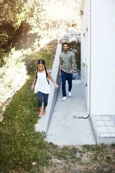 Tourné Une Jeune Fille Heureuse Allant Promener Dans Cour Avec — Photo