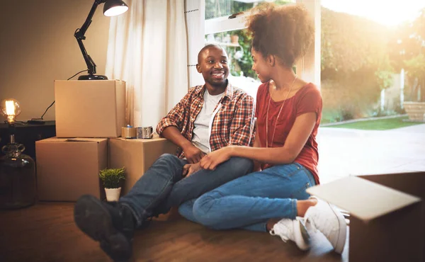 Shot Young Couple Taking Break While Moving New Home — Stock Photo, Image