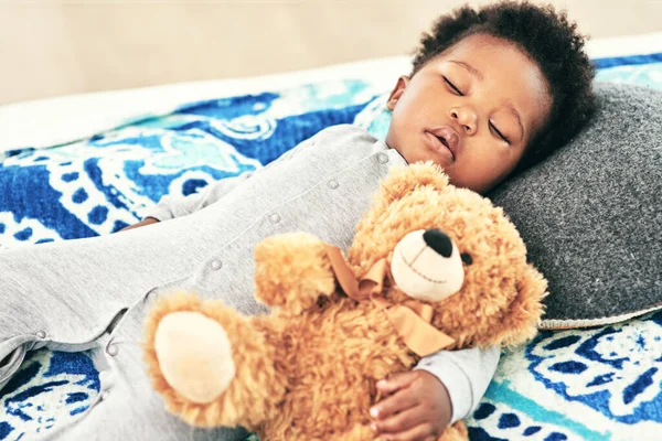 赤ん坊の男の子が眠っている彼のテディベアと彼の腕の中で — ストック写真