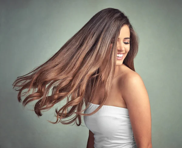 Studioaufnahme Einer Schönen Frau Mit Langen Locken Die Vor Grauem — Stockfoto