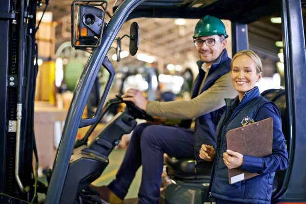 Gehakte Foto Van Een Twee Collega Die Een Magazijn Beheren — Stockfoto