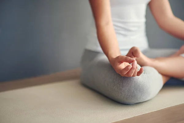 Beskuren Bild Ung Kvinna Som Utövar Yoga — Stockfoto