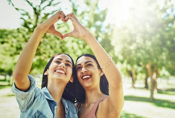 Foto Dos Jóvenes Amigos Felices Uniendo Sus Manos Para Hacer —  Fotos de Stock