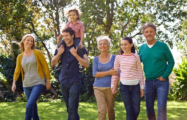 Shot Van Een Gelukkige Multi Generatie Familie Wandelen Samen Buiten — Stockfoto