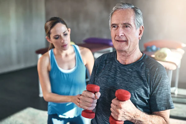 Prise Vue Aîné Travaillant Avec Son Physiothérapeute — Photo