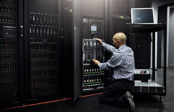 Imagen Retrospectiva Técnico Reparando Una Computadora Centro Datos — Foto de Stock