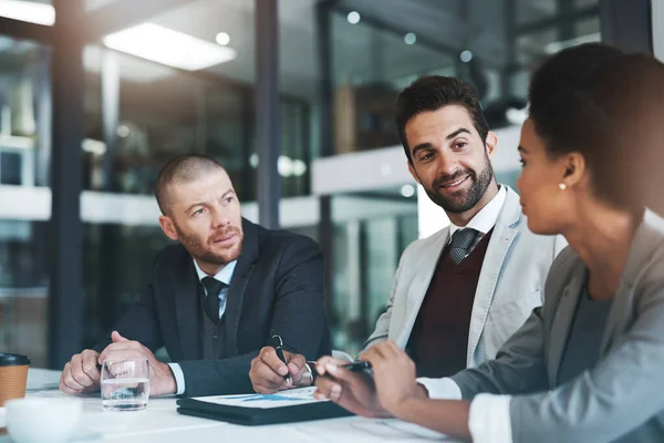 Gehakt Van Zakenmensen Die Samenwerken Kantoor — Stockfoto