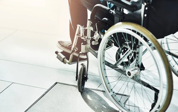 Tiro Perto Homem Irreconhecível Sentado Uma Cadeira Rodas — Fotografia de Stock