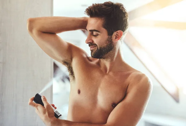 Cortado Tiro Joven Guapo Aplicando Desodorante Sus Bajo Los Brazos — Foto de Stock