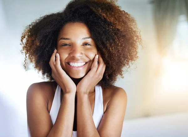 Retrato Uma Jovem Atraente Passando Por Sua Rotina Beleza Matinal — Fotografia de Stock