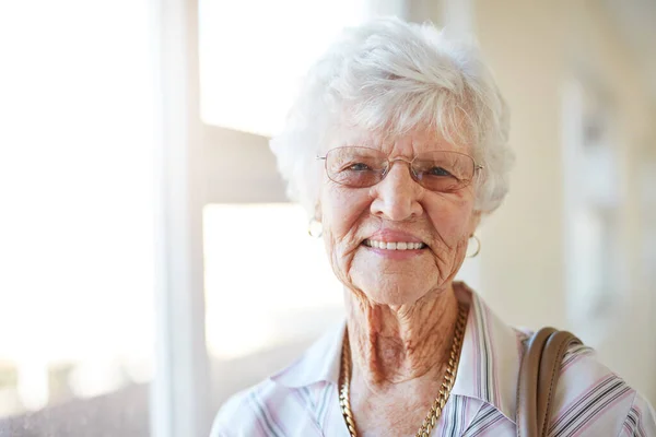 Porträt Einer Glücklichen Älteren Frau Die Sich Auf Das Ausgehen — Stockfoto