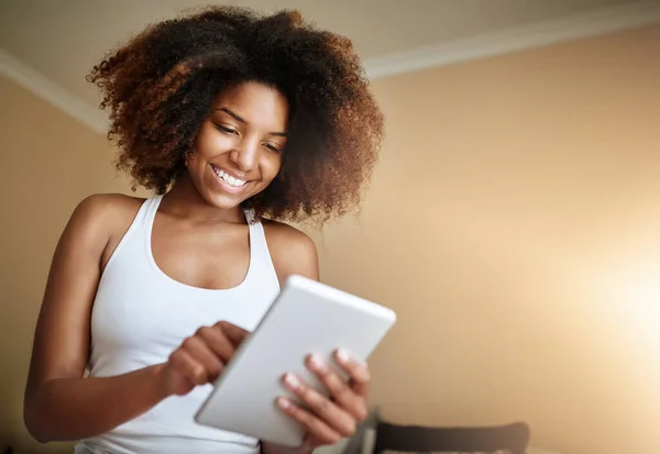 Tiro Uma Jovem Mulher Usando Tablet Digital Casa Pela Manhã — Fotografia de Stock