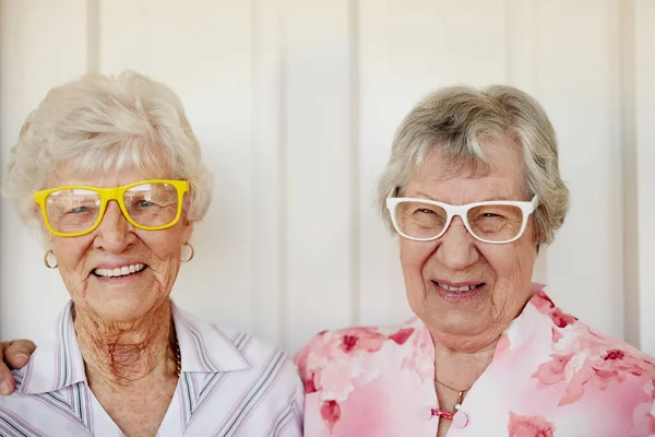 Portrét Dvou Šťastných Starších Žen Funky Brýlemi Doma — Stock fotografie