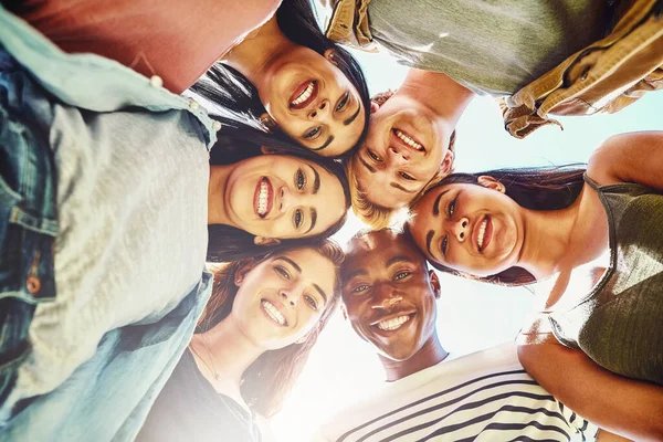 Portrait Group Young Friends Huddled Together Solidarity — Stock Photo, Image