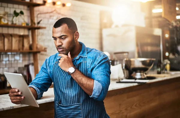 Tiro Cortado Jovem Bonito Trabalhando Tablet Sua Cafeteria — Fotografia de Stock