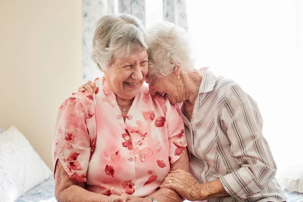 Opname Van Twee Gelukkige Oudere Vrouwen Die Elkaar Thuis Omhelzen — Stockfoto