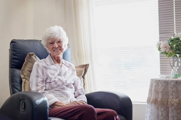 Retrato Una Anciana Feliz Relajándose Una Silla Casa —  Fotos de Stock