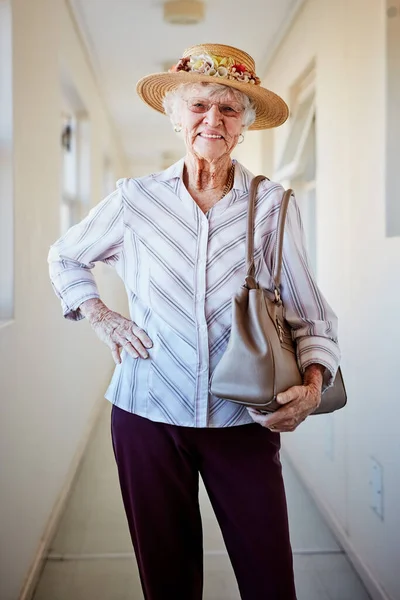 Portret Van Een Gelukkige Oudere Vrouw Die Zich Klaarmaakt Uit — Stockfoto