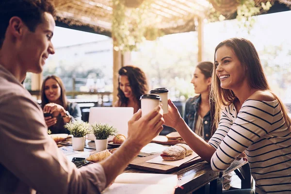 Tiro Amigos Brindar Com Xícaras Café Enquanto Fora Para Almoço — Fotografia de Stock