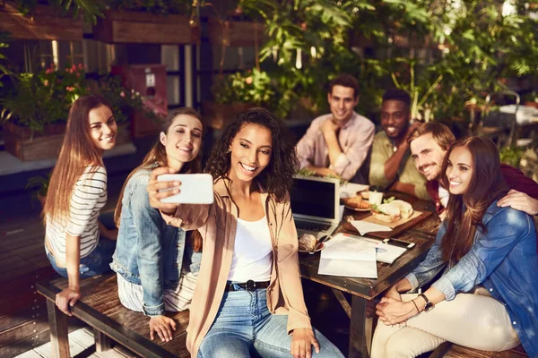 Plan Recadré Une Jolie Jeune Femme Prenant Selfie Pendant Elle — Photo