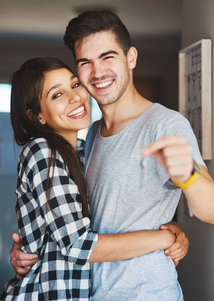 Retrato Jovem Casal Feliz Porta Sua Nova Casa — Fotografia de Stock