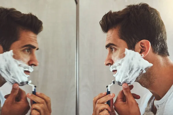 Cortado Tiro Joven Guapo Afeitándose Barba Mientras Mira Reflejo Espejo —  Fotos de Stock