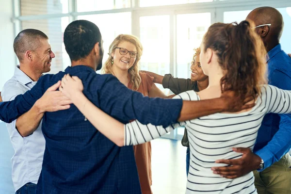 Disparo Grupo Amigos Alegres Abrazándose Mientras Están Pie Círculo Dentro — Foto de Stock