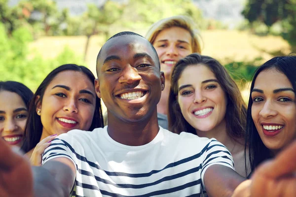 Skjuten Grupp Unga Vänner Som Tar Selfie Tillsammans Utomhus — Stockfoto