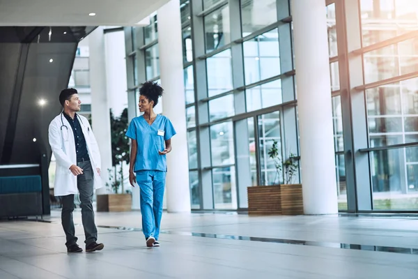 Prise Vue Médecins Ayant Une Conversation Dans Hôpital — Photo