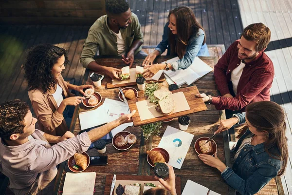 Tiro Grupo Trabalhadores Criativos Que Têm Uma Reunião Durante Almoço — Fotografia de Stock