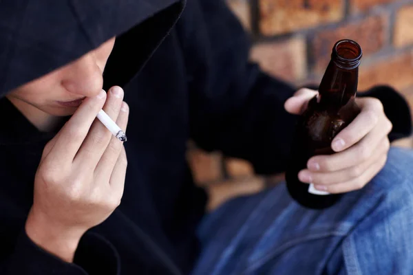Vista Superior Una Persona Con Capucha Fumando Sosteniendo Una Botella — Foto de Stock