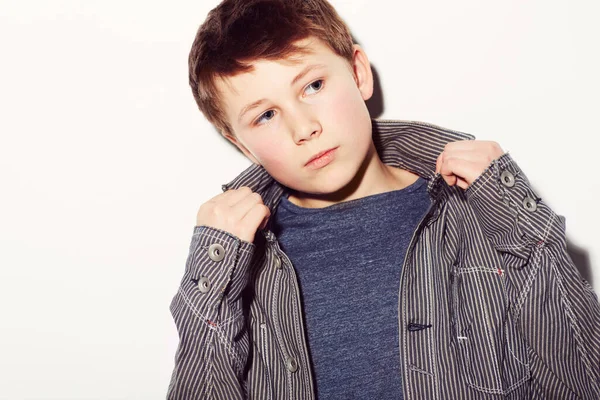 Мальчик Подросток Регулирует Свою Рубашку Белом Фоне — стоковое фото