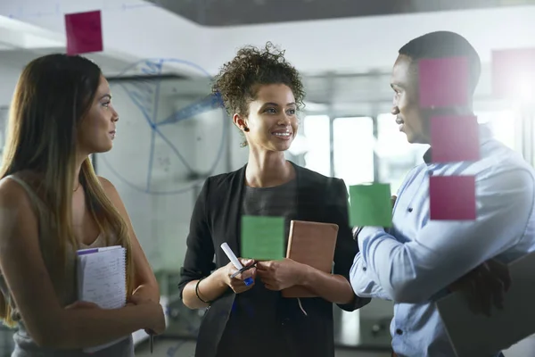 Aufnahme Einer Gruppe Junger Geschäftsleute Beim Brainstorming Einem Modernen Büro — Stockfoto