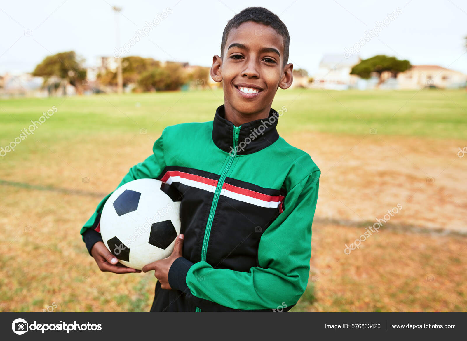 Fotos de Pessoas jogando futebol, Imagens de Pessoas jogando futebol sem  royalties