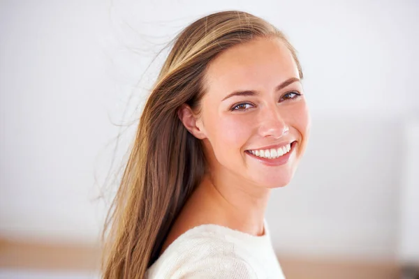 Retrato Uma Jovem Mulher Atraente Dando Lhe Sorriso Brilhante — Fotografia de Stock