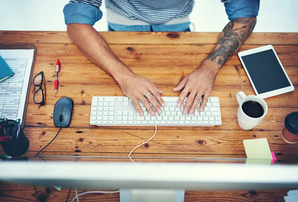 Foto Alto Ângulo Empresário Usando Computador Sua Mesa Escritório Moderno — Fotografia de Stock