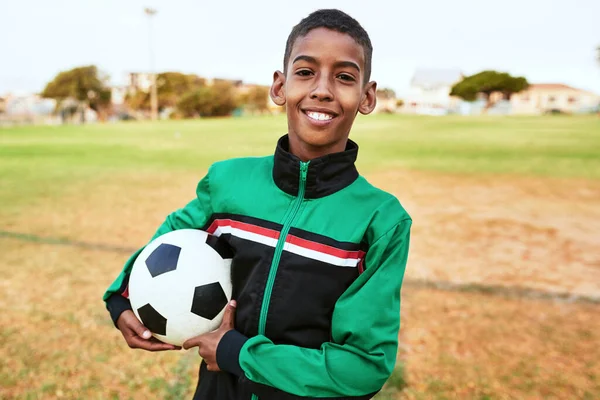 Portrét Mladého Chlapce Hrajícího Fotbal Sportovním Hřišti — Stock fotografie