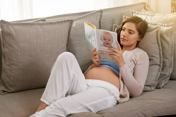 Snímek Mladé Těhotné Ženy Jak Čte Knížku Dětech Doma — Stock fotografie