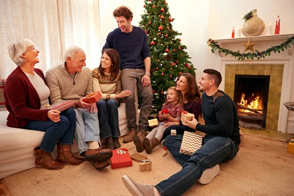 Tiro Uma Família Feliz Natal — Fotografia de Stock