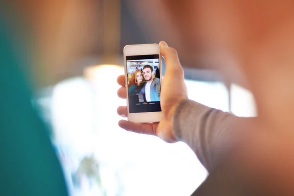 Prise Vue Jeune Couple Prenant Une Photo Eux Mêmes Lors — Photo