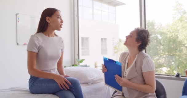 Blanke Vrouw Chiropractor Overleg Met Een Jonge Patiënt Een Kantoor — Stockvideo