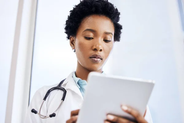 Çekici Bir Kadın Doktorun Ofiste Dikilirken Tabletini Kullanmasının Düşük Açılı — Stok fotoğraf