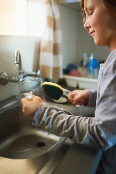 Schnappschuss Eines Jungen Mädchens Beim Geschirrspülen Hause — Stockfoto