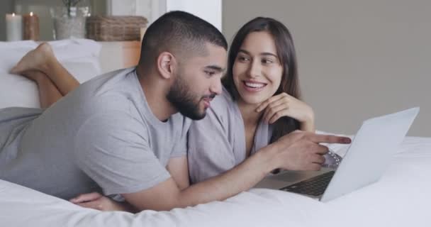 부부의 유대와 집에서 노트북을 사용하는 친구와 친구가 온라인으로 침대에 이야기하고 — 비디오