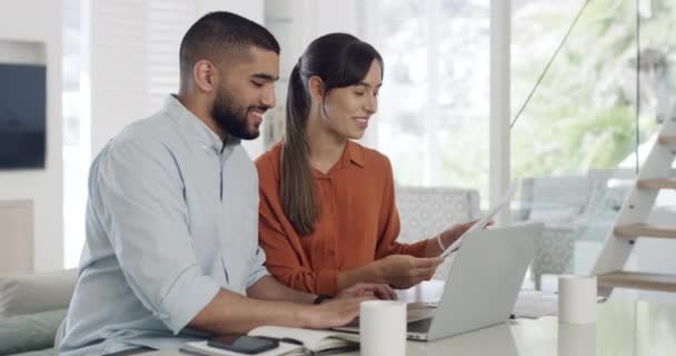 Retrato Jovem Casal Feliz Sorrindo Pagar Contas Usando Laptop Casa — Vídeo de Stock