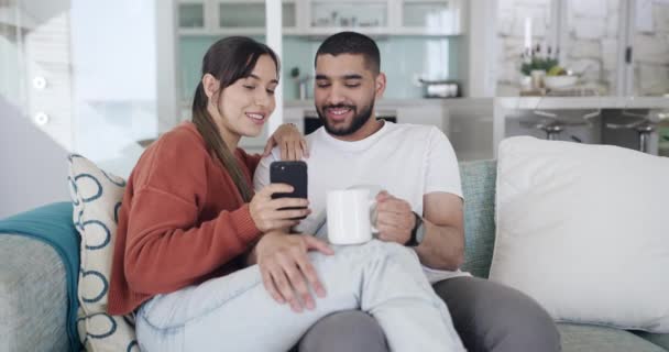 Joven Pareja Latina Feliz Usando Teléfono Juntos Casa Novia Alegre — Vídeos de Stock