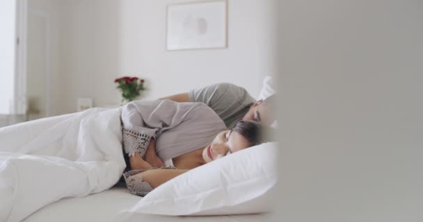 Genç Bir Çift Evde Bir Yatakta Kestiriyor Latin Erkek Arkadaş — Stok video