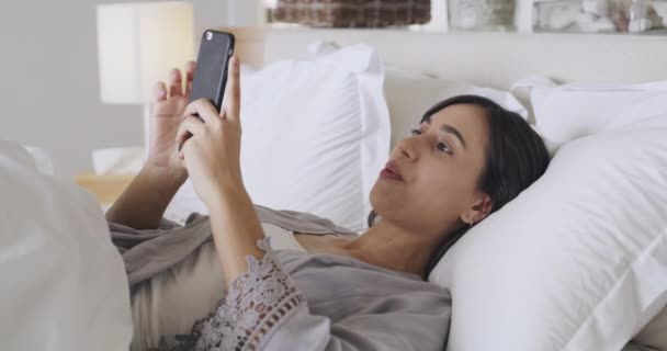 Uma Jovem Mulher Usando Seu Telefone Enquanto Estava Deitada Sua — Vídeo de Stock